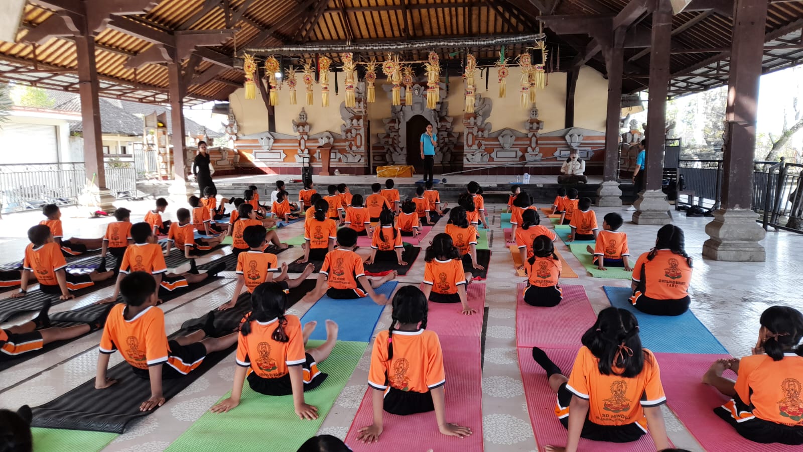 YOGA : Pasraman Widyalaya Rsi Markandhya Taro tengah mengikuti yoga.