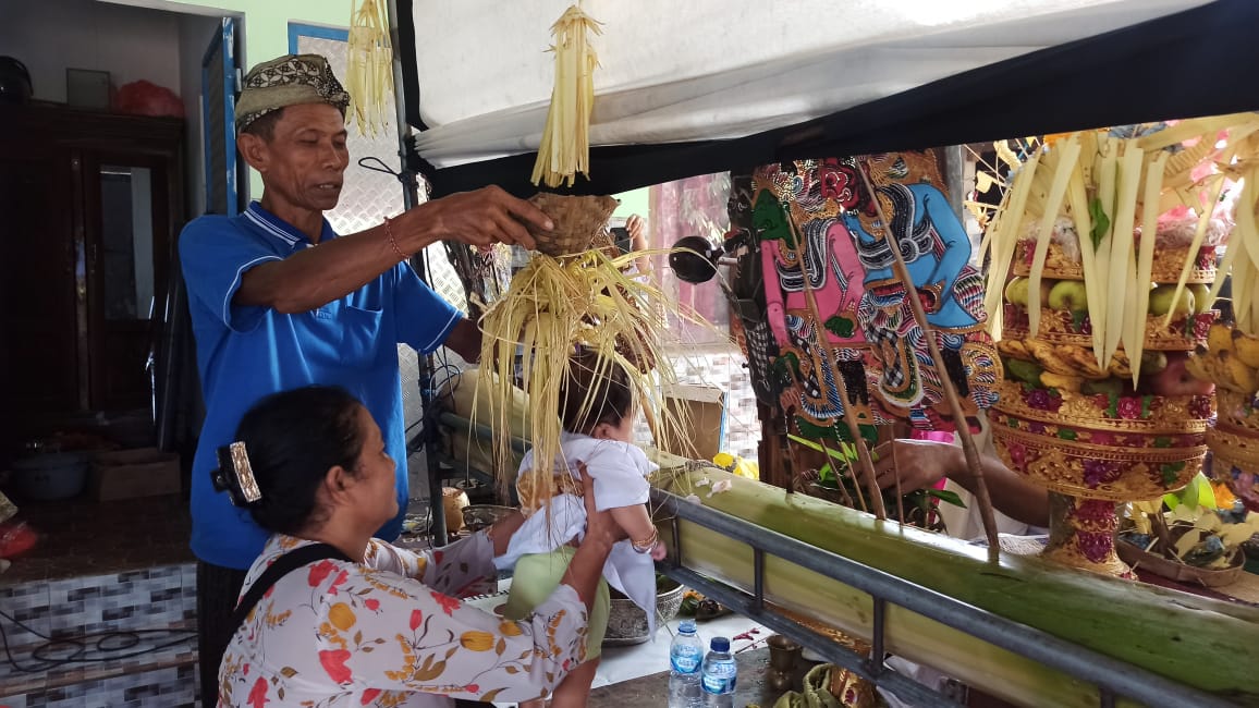 Prosesi melukat wayang usai ritual tiga bulanan dilaksanakan