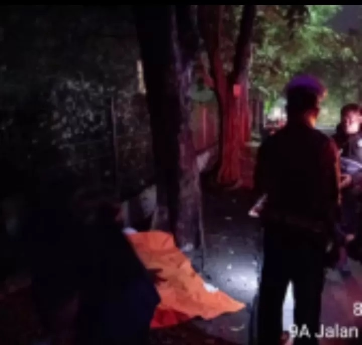 Mayat korban tergeletak di Jalan Kedung Baruk Surabaya. (IST)