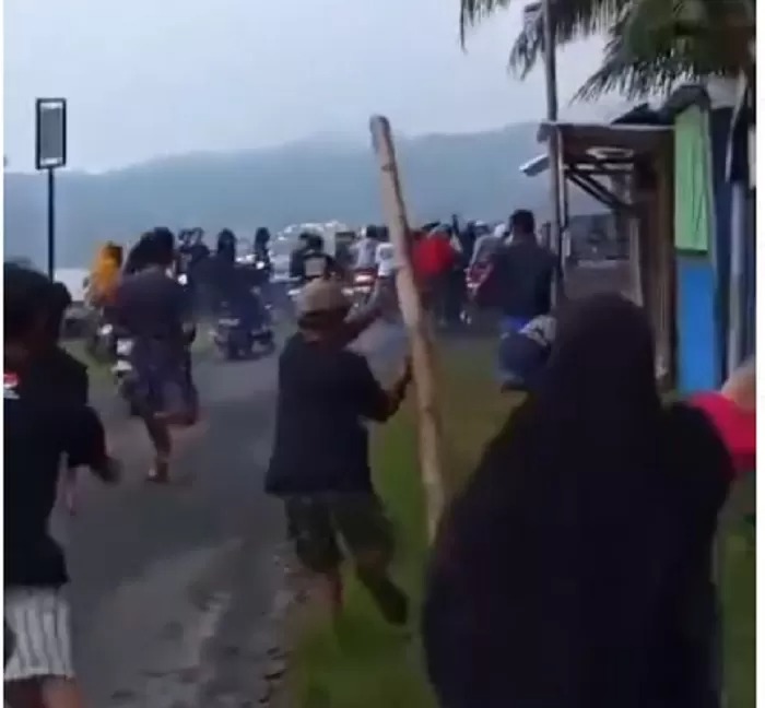 KEPUNG: Tangkapan layar warga dan emak-emak kawasan objek wisata Rowo Jombor Klaten mengepung konvoi sepeda motor knalpot brong.