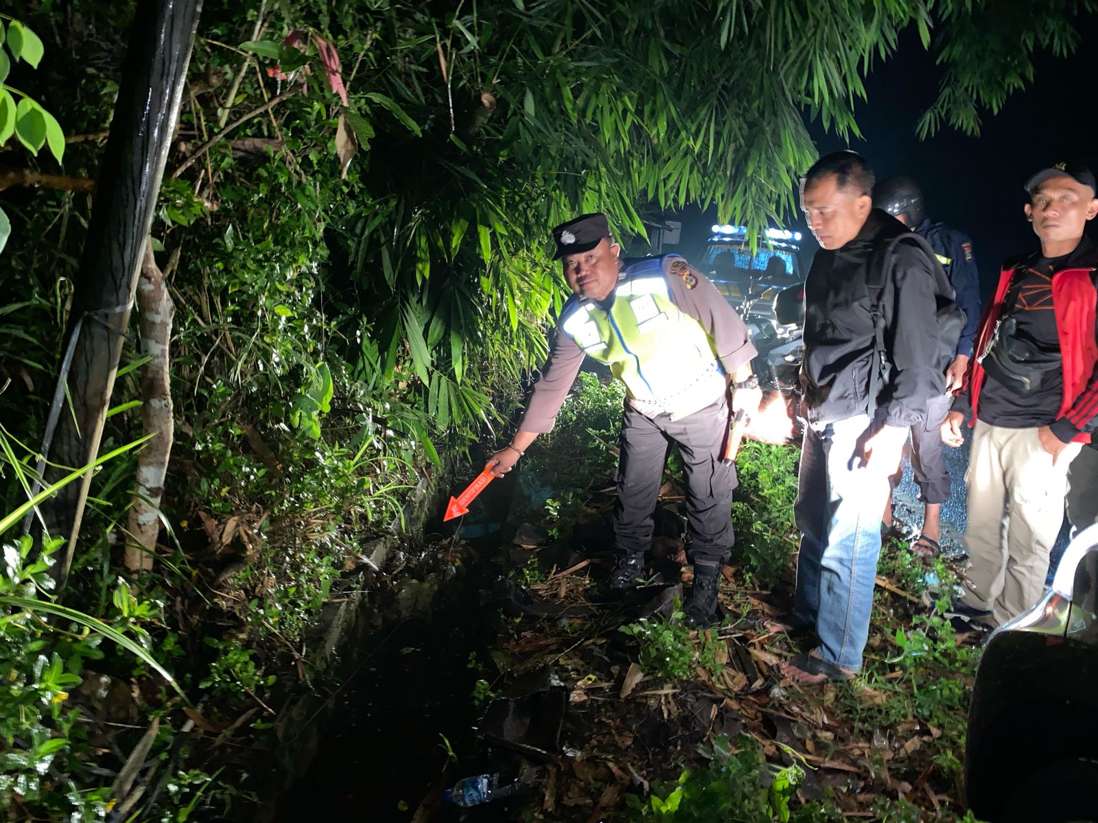 BAYI: Lokasi tempat bayi ditemukan di selokan di pinggir jalan utama Pupuan-Seririt dalam kondisi dikerubuti semut.