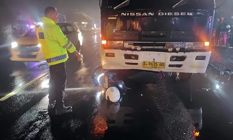 OLAH TKP: Petugas saat menunjukkan motor dan truk yang terlibat kecelakaan di jalur pantura Nguling, Pasuruan, Minggu (9/3). (Fais for Radar Bromo)