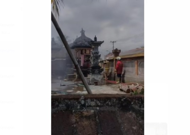 Tim damkar Kabupaten Badung memadamkan api
