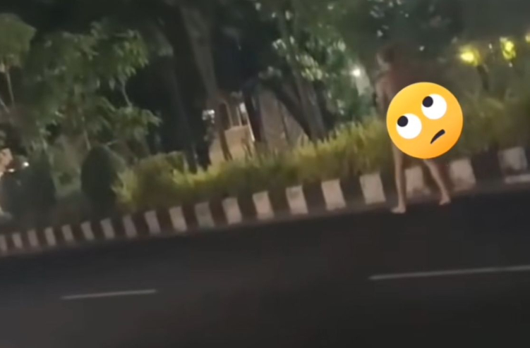 Beredar sebuah video yang memperlihatkan seorang WNA berjalan tanpa busana