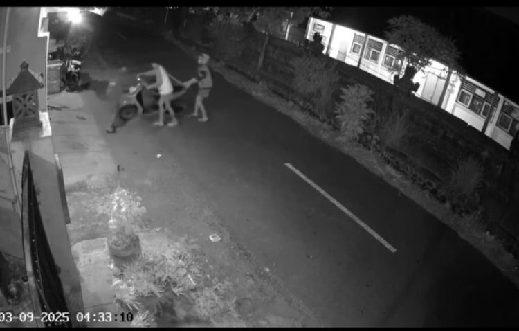 Tiga orang remaja terekam cctv mencuri sepeda motor di sebuah kos-kosan