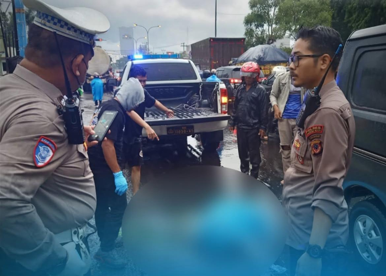 Dua orang mahasiswa UGJ terlibat kecelakaan akibat jalan berlubang
