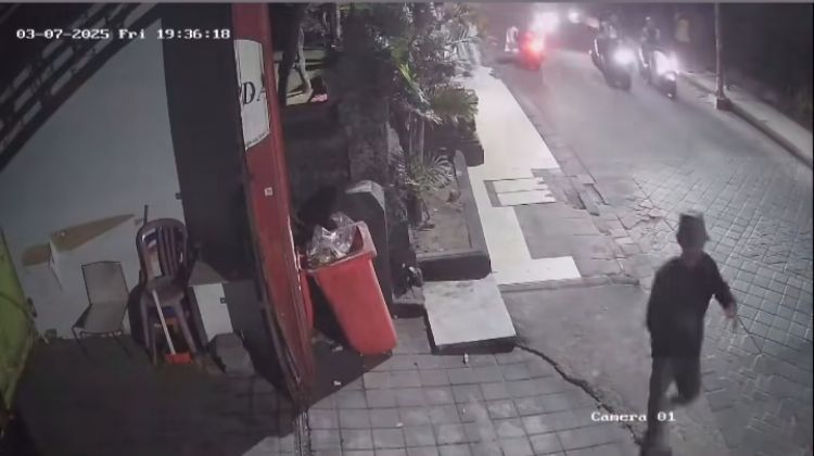 Seorang pria terekam kamera CCTV menyatroni Pura Prajapati Kauh Desa Legian