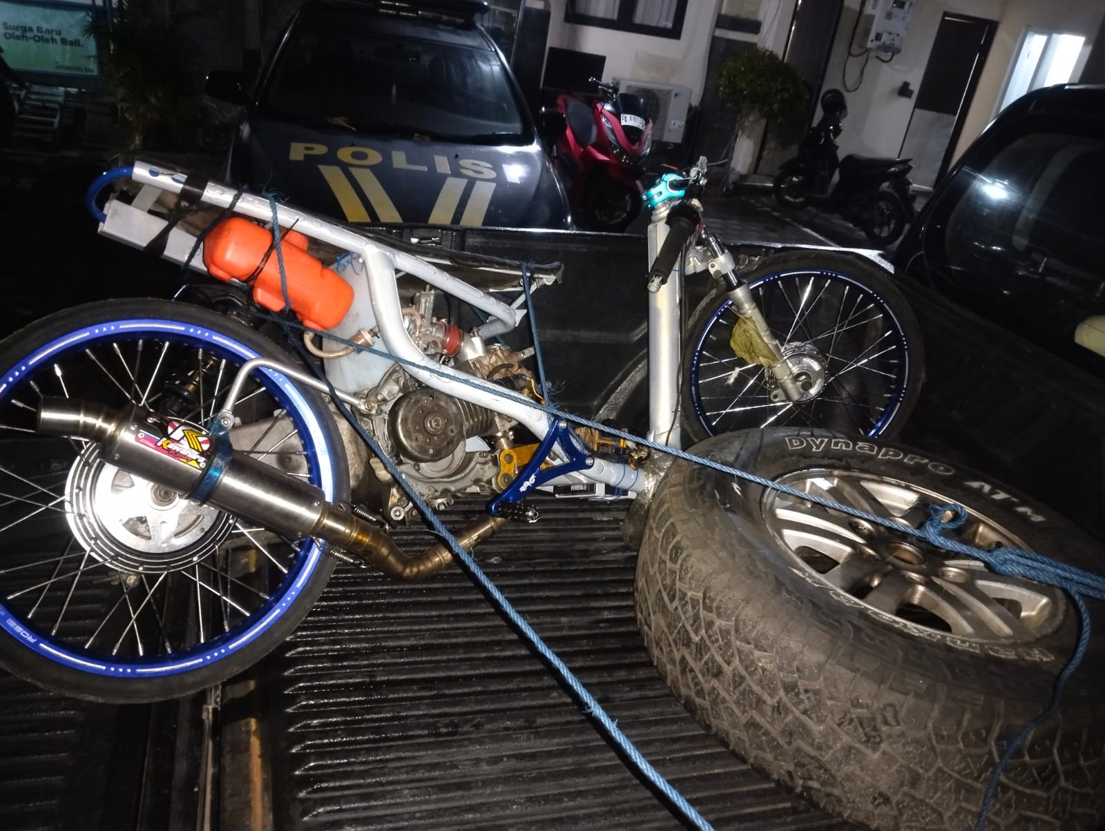ANGKUT: Motor drag yang hendak dipakai adu kecepatan diangkut polisi setelah ditinggal pemiliknya. (Bali Express/Istimewa)