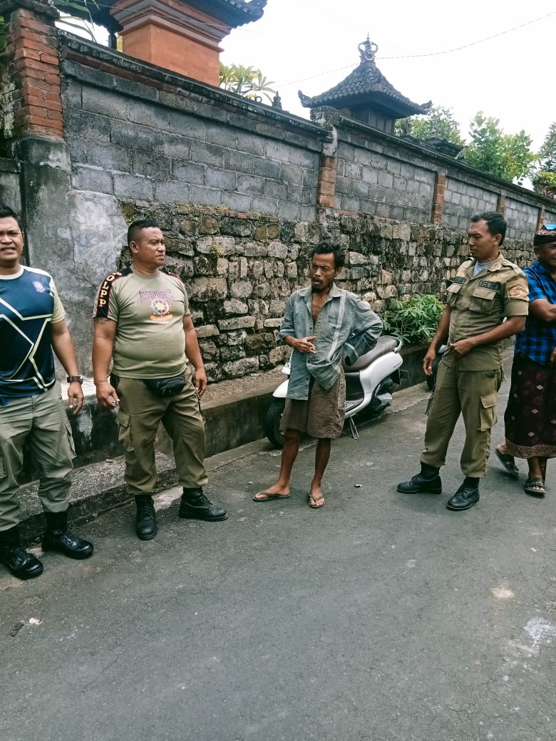 ODGJ: Petugas Satpol PP Gianyar mengamankan Ketut Kerta (40), warga Banjar Kelod Kangin, Kelurahan Beng, Kecamatan/Kabupaten Gianyar, Minggu (9/3).