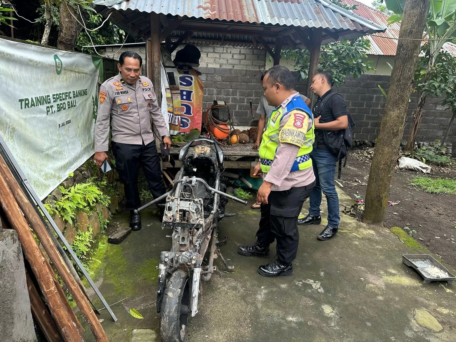 CEK LOKASI: Aparat kepolisian dari Polsek Tejakula mendatangi lokasi kejadian sepeda motor yang terbakar. (Polres Buleleng)