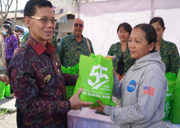 PASAR MURAH : Bupati Klungkung, I Made Satria menyempatkn diri meninjau Pasar Murah Hari Besar Keagamaan Nasional (HBKN) Puasa-Idul Fitri 2025 di Pasar Galiran, Selasa (11/3/2025).
