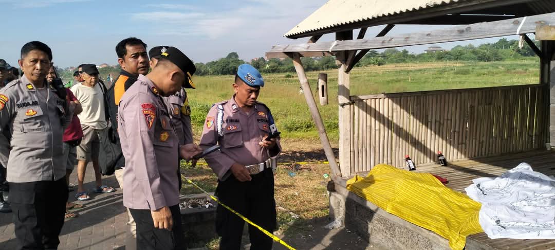 Jenazah pasutri inisial IPP, 25, dan DASA, 25, ditutupi menggunakan kain di Pos Nelayan Desa Adat Kesiman. (Bali Express/Istimewa)