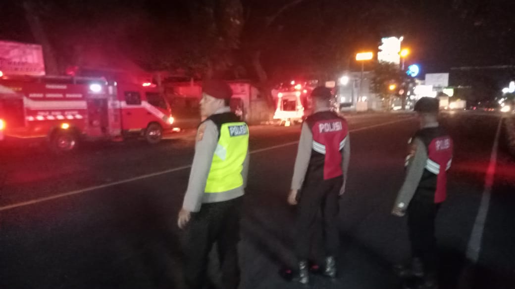 KEBAKARAN: Kebakaran melanda Rumah Makan Banyuwangi di Jalan Ir. Soekarno Tabanan.