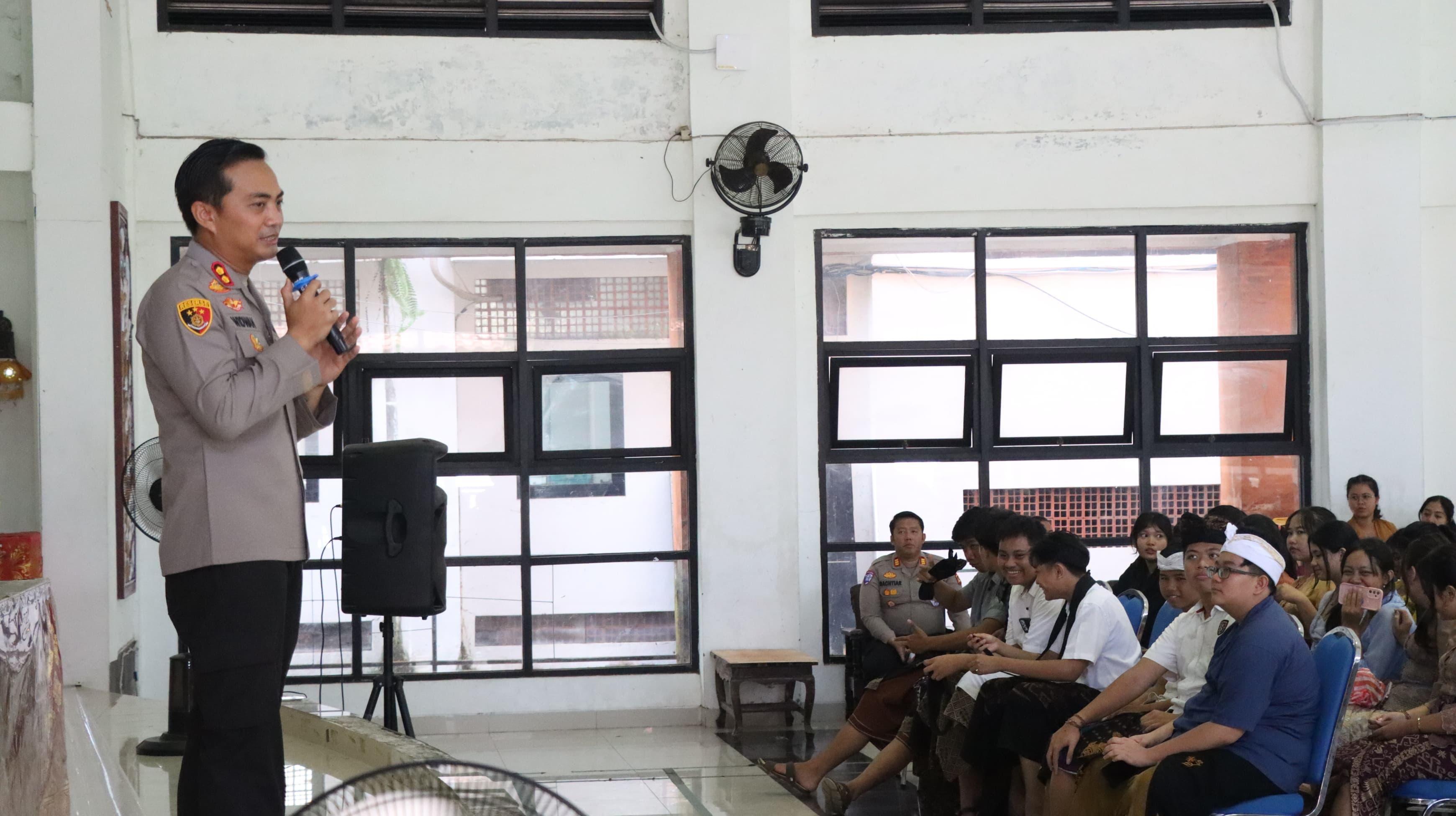 Sosialisasi sadar hukum oleh Polres Buleleng di Sekolah LAB Undiksha Singaraja.