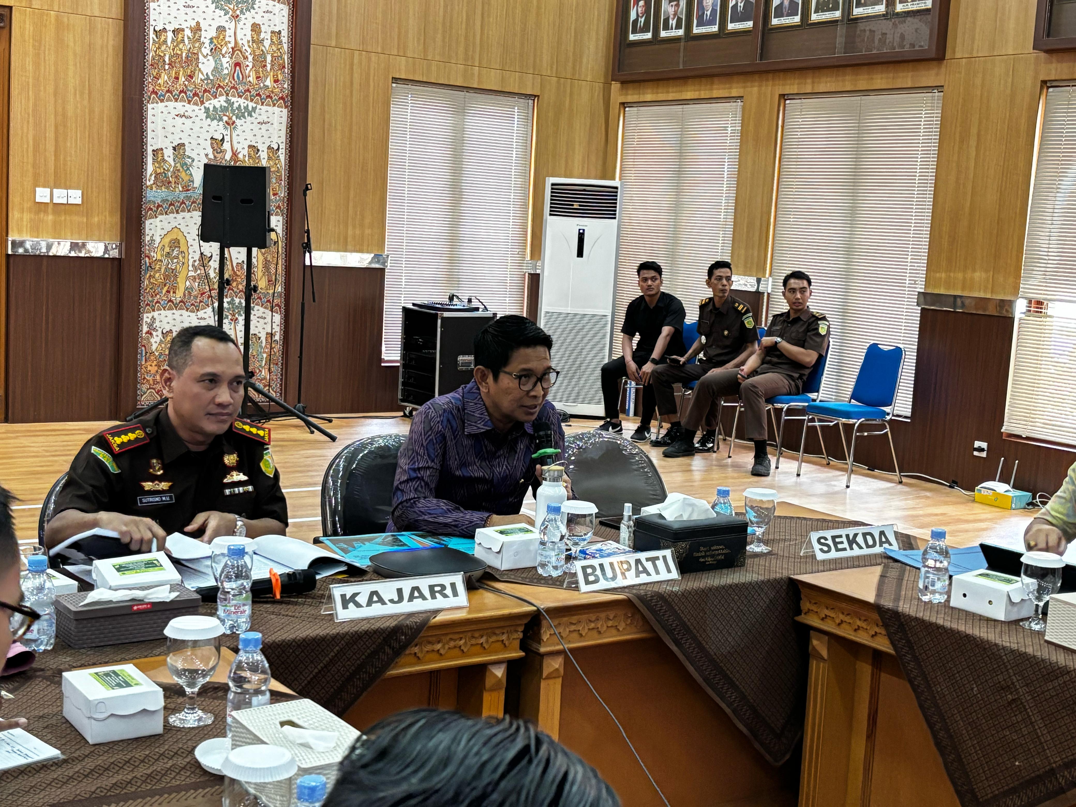 Bupati Badung I Wayan Adi Arnawa berdiskusi dengan Kepala Kejari Badung, Sutrisno Margi Utomo terkait pemberian program bantuan hari besar keagamaan, Selasa (11/3/2025).