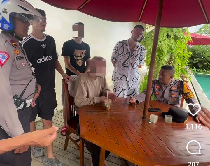 Sejumlah personil Polsek Kuta mendatangi WNA yang gunakan knalpot brong