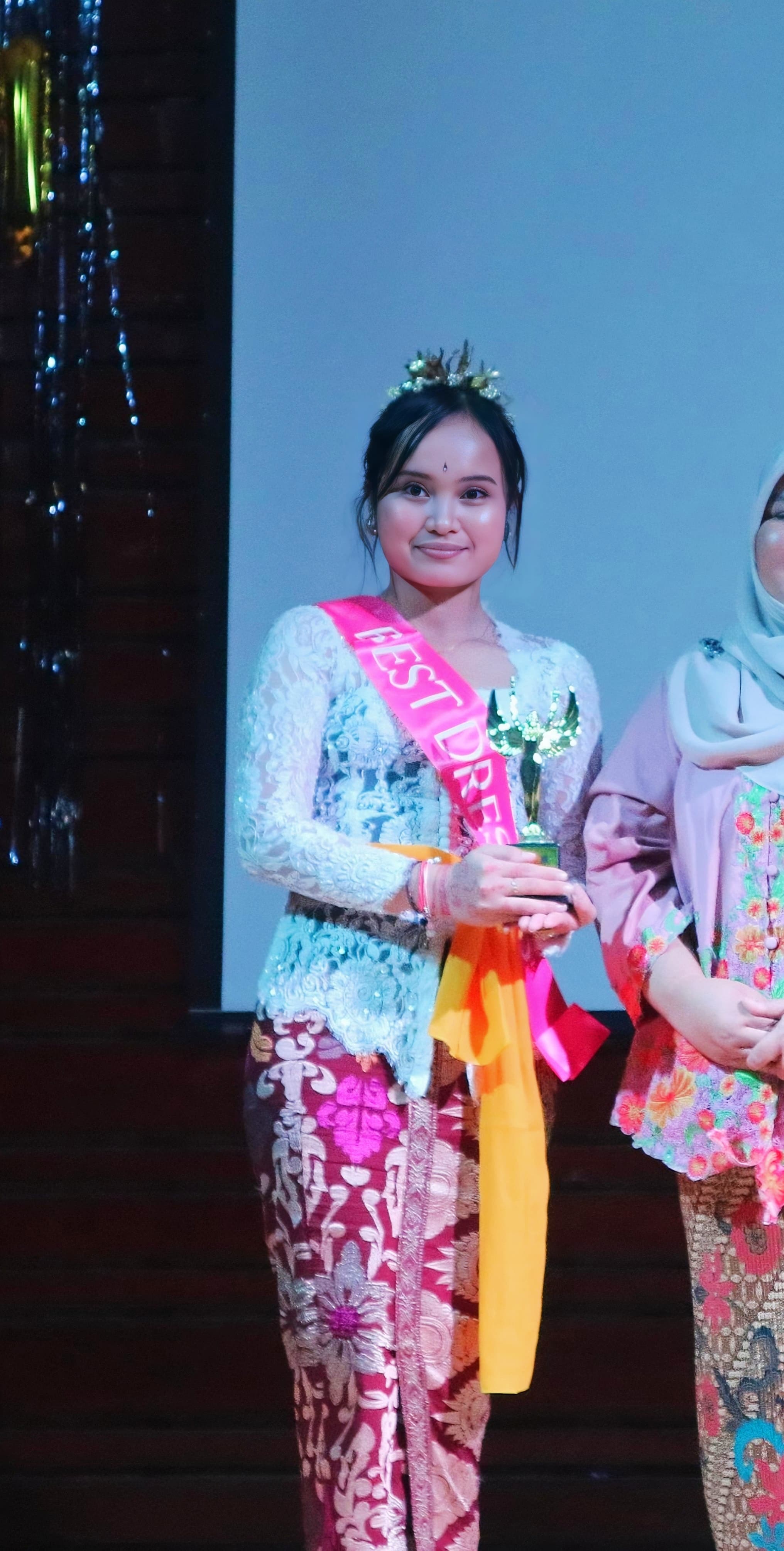 Gusti Ayu Sita Maharani saat menerima penghargaan best delegate dan best dress of ALSA Student Exchange Program di Malaysia. (Bali Express/Istimewa)