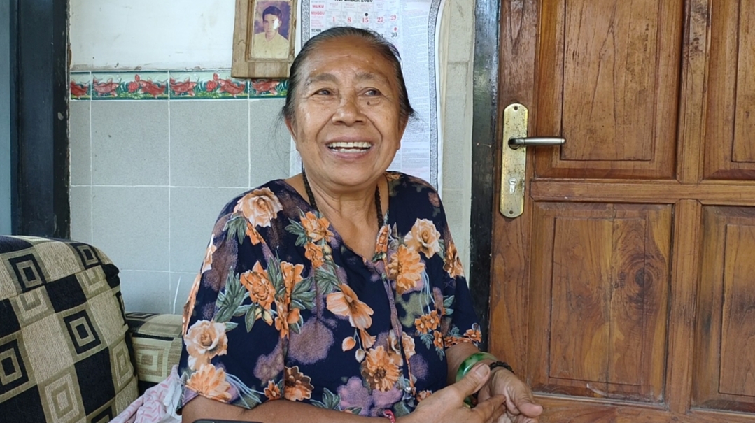 Jro Wayan Dersi saat ditemui di rumahnya di kawasan Kelurahan Banyuasri, Singaraja.