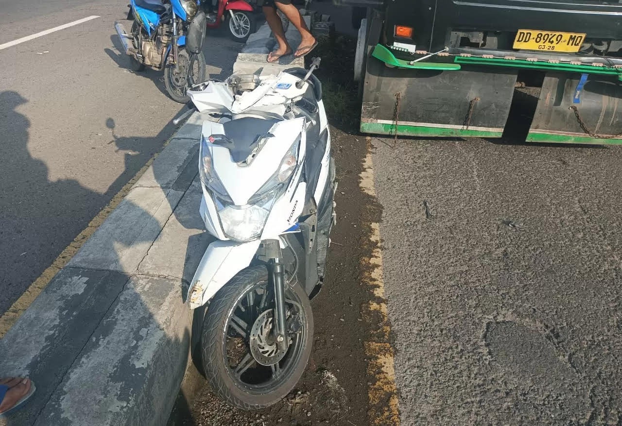 DISERUDUK TRONTON: Kondisi motor ibu dan anak yang diseruduk truk Tronton di Jalur Arteri Jombang hingga tewas.