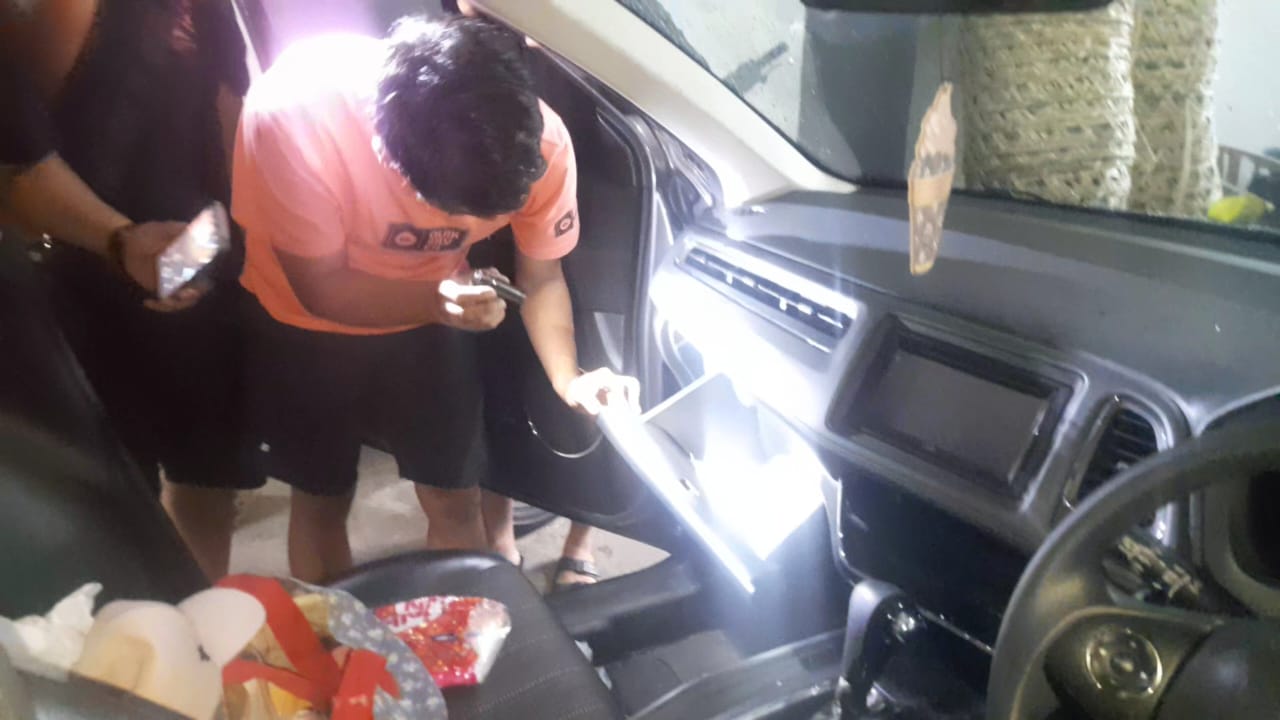 Polisi menggerebek mobil GS yang menjadi lokasi diduga penyimpanan sabu-sabu oleh GS.