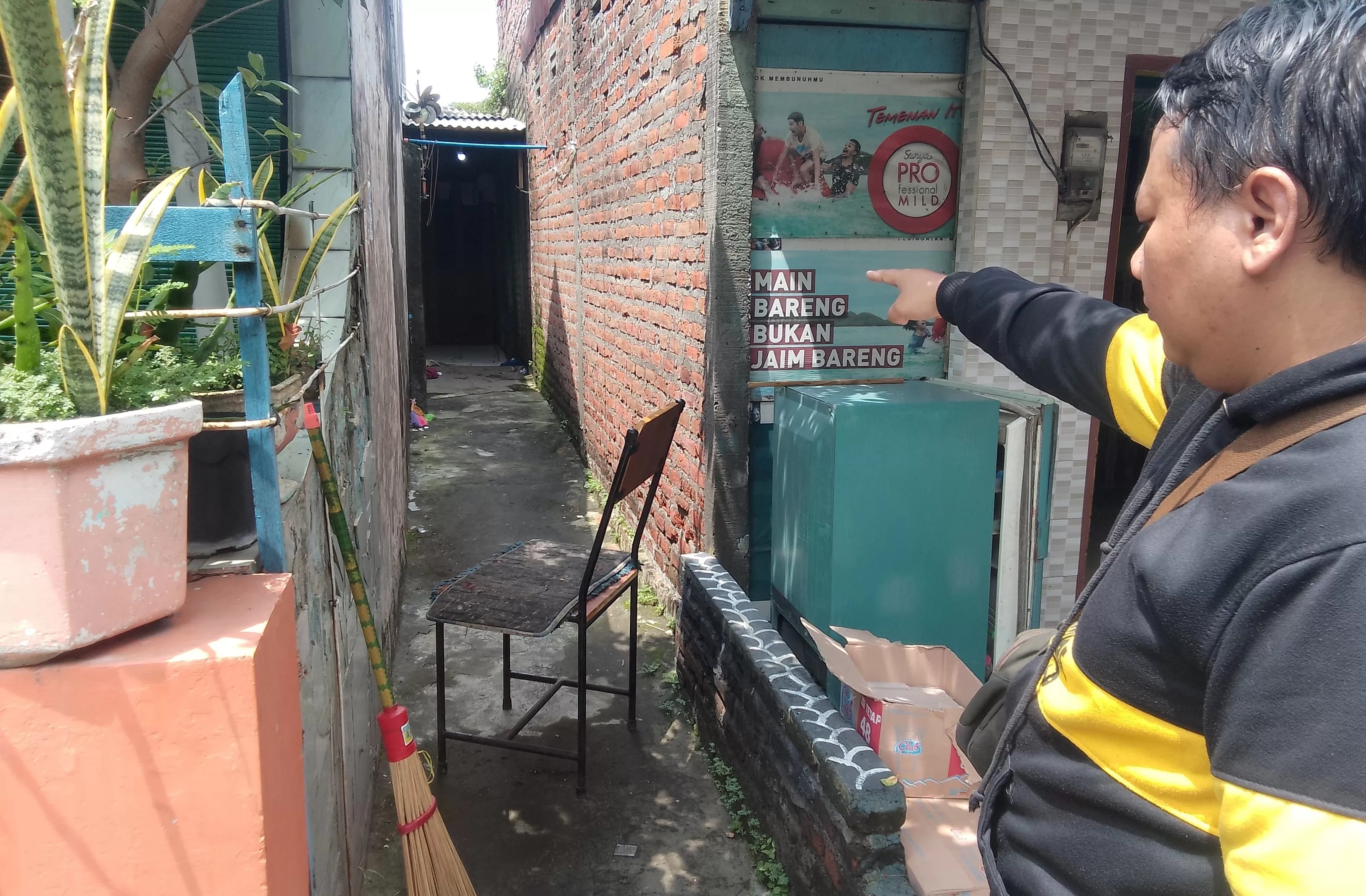TRAGIS : Saksi menunjukkan lokasi rumah korban pembacokan di Ketegan, Taman, Sidoarjo, Selasa (11/3) malam.