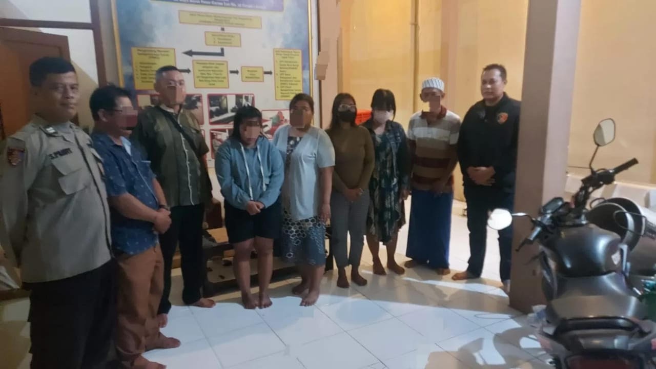 WANITA PROSTITUSI: Unit Reskrim Polsek Duduksampeyan berhasil mengamankan empat wanita yang diduga terlibat dalam praktik prostitusi online melalui aplikasi MiChat.