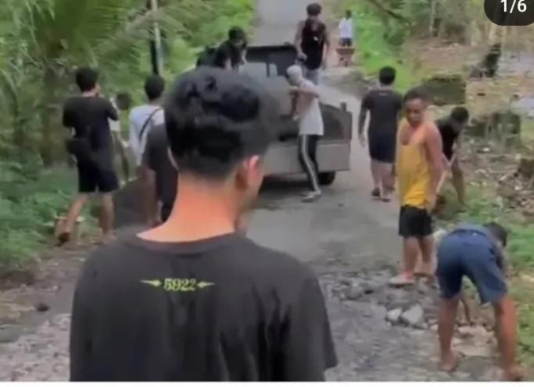 Warga du Desa Kedisan Gianyar gotong royong perbaiki jalan rusak