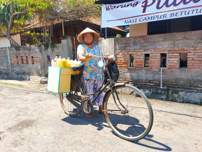 Mbah Jumilah saat berjualan jamu di Singaraja.