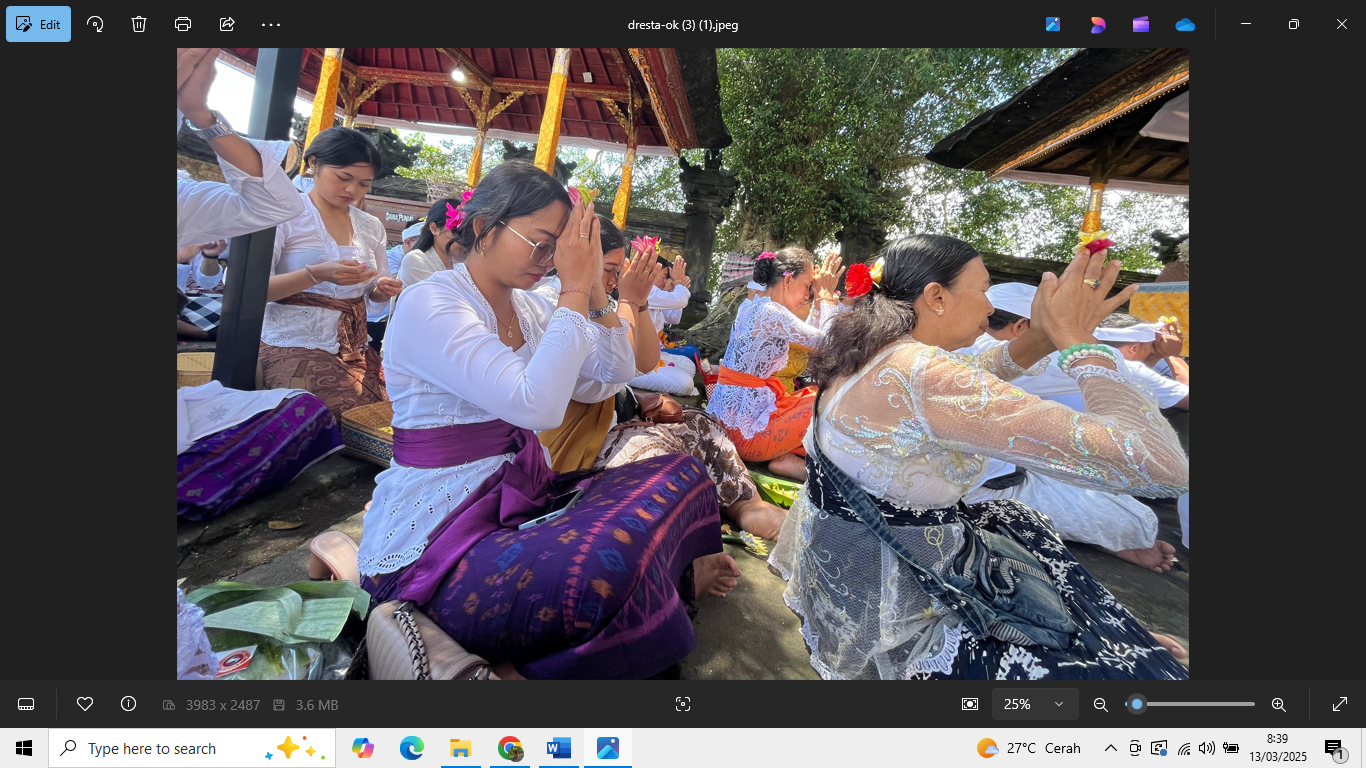 SEMBAHYANG : Pelaksanaan persembahyangan oleh umat Hindu.