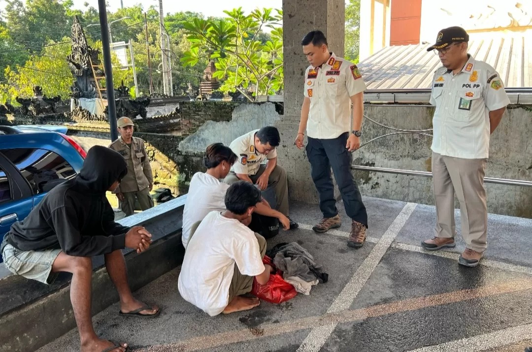 TELANTAR: Sejumlah remaja yang ditemukan menjadi gelandangan di Jembrana. Mereka nekat datang ke Bali tanpa membawa kartu identitas maupun bekal.