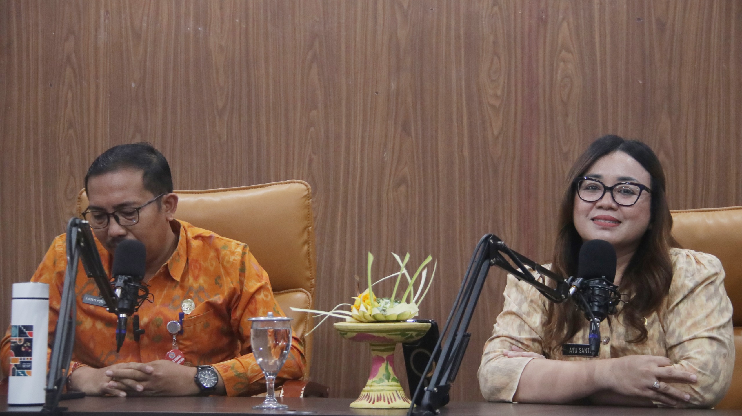 Kepala Bidang Pelayanan dan Pendataan BPKPD Buleleng, Ayu Sri Susantiani dan  Kepala Bidang Penagihan dan Evaluasi Pajak Daerah, I Gusti Putu Sudiana saat berbincang membahas layanan pajak di Buleleng