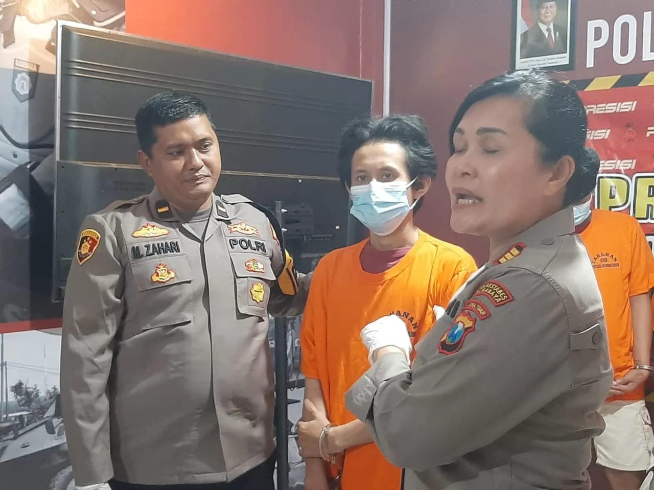 CURI MOTOR: Yhongky Jorgi diamankan di Mapolsek Wonokromo lantaran nekat mencuri motor milik tantenya dengan imbalan Rp 500 ribu.
