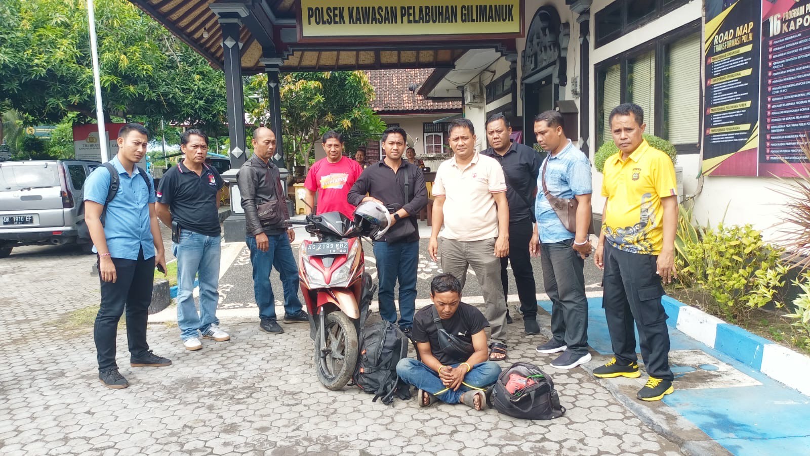 BEGAL: Petugas kepolisian mengamankan Heri Kiswanto, terduga pelaku begal yang beraksi di Kecamatan Melaya saat hendak masuk Pelabuhan Gilimanuk.
