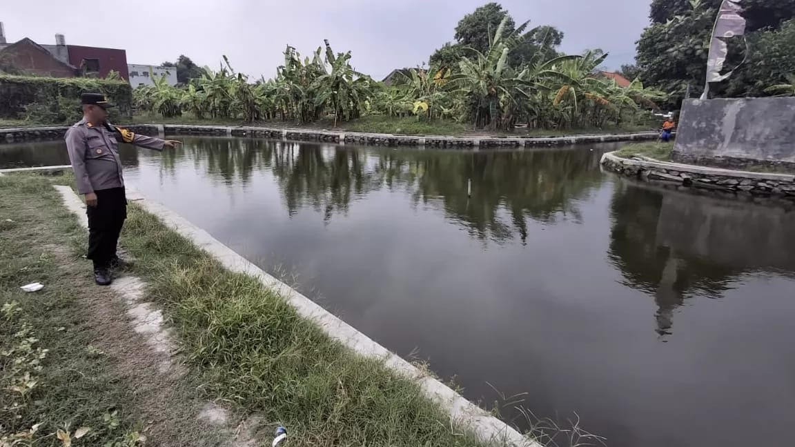 OLAH TKP : Polisi melakukan olah TKP tenggelamnya bocah berusia 10 tahun di Telaga Lumbang, Desa Sawocangkring, Wonoayu, Sidoarjo.
