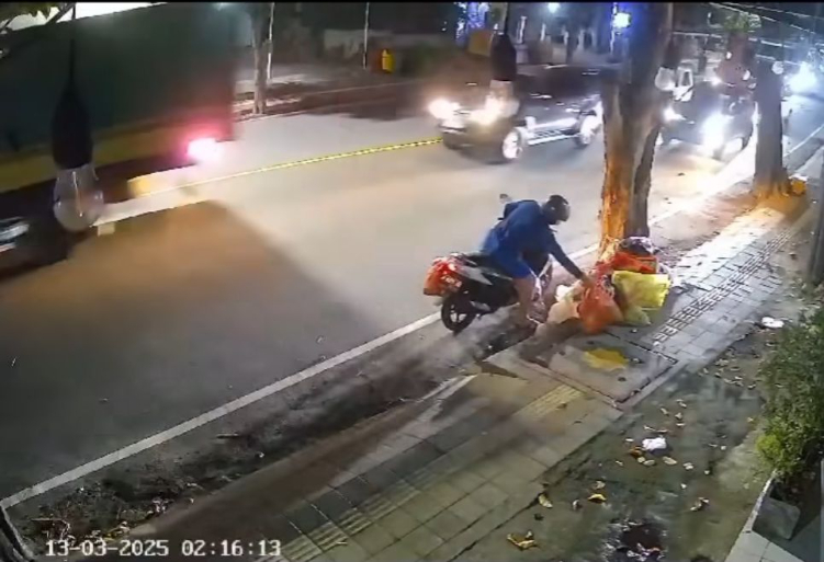 Seorang oknum terekam membuang sampah sembarangan