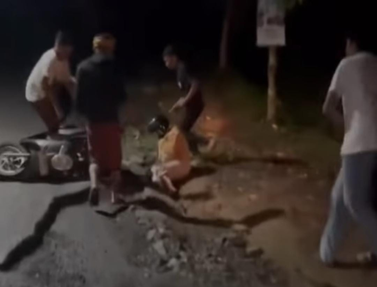Seorang pengendara alami kecelakaan karena jalan rusak