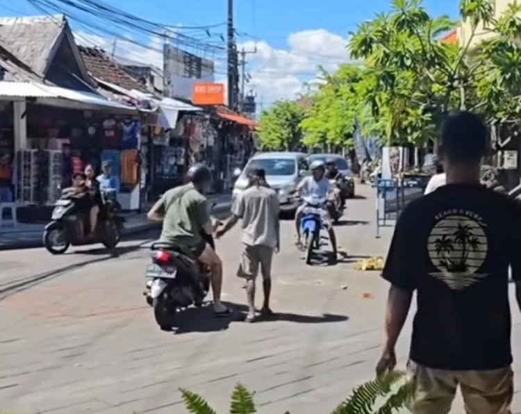 Bule Ini Baru Sewa Motor Langsung Jatuh