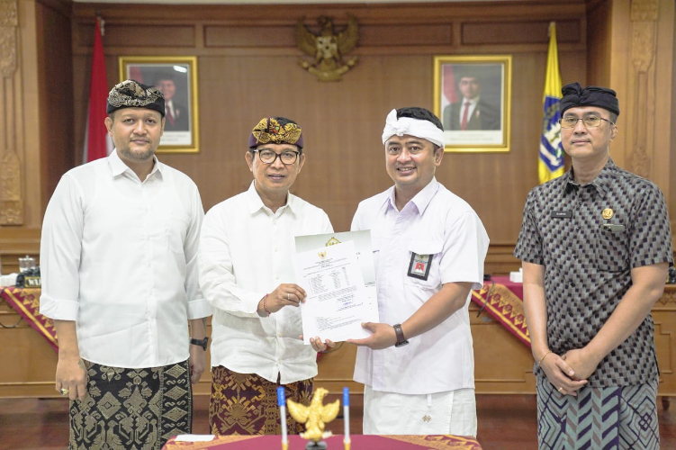 Bupati Wayan Adi Arnawa didampingi Wabup Bagus Alit Sucipta dan Sekda Surya Suamba, menerima exit meeting Tim BPK RI Perwakilan Bali