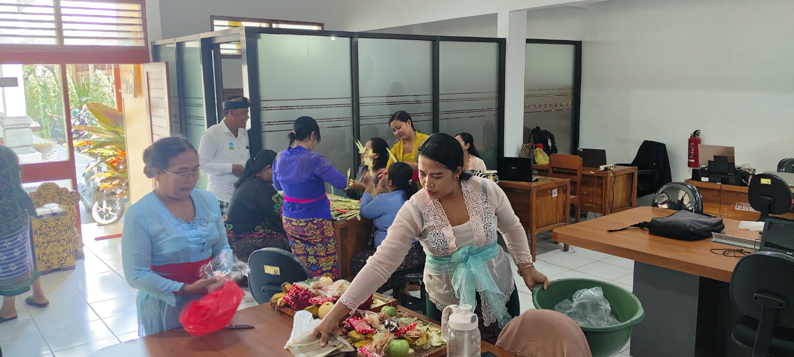 UPAKARA : Proses pembuatan upakara untuk digunakan pada hari suci Purnama Kasanga oleh Pokjaluh Kemenag Gianyar.