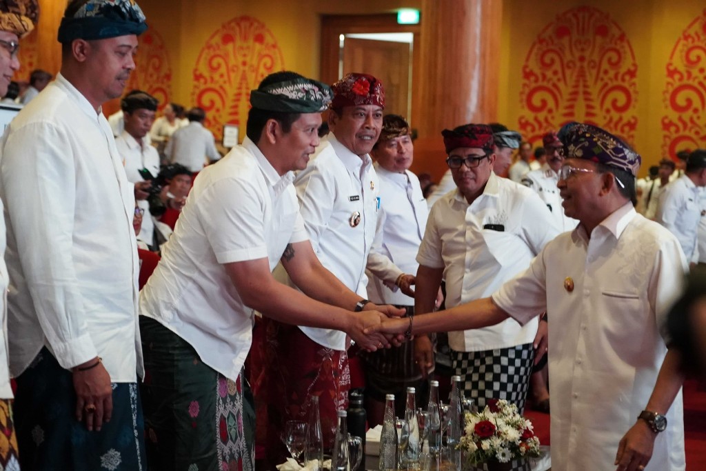 Bupati Jembrana I Made Kembang Hartawan bersalaman dengan Gubernur Bali I Wayan Koster