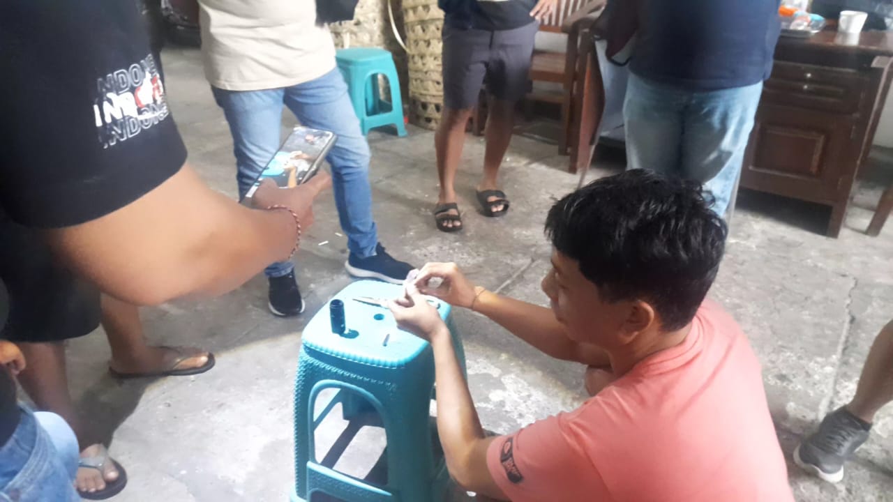 Polisi menggeledah rumah GS dan mendapati paket sabu-sabu yang berada di kamar mandi.