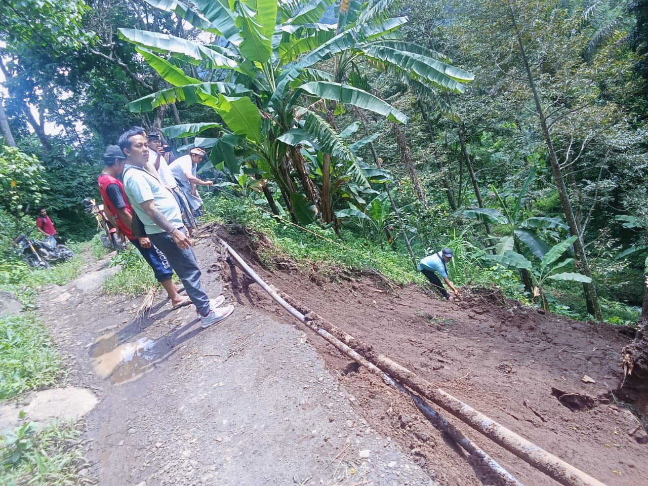 Jalan desa di Desa Galungan yang terdampak longsor dan akan diperbaiki secara swadaya.