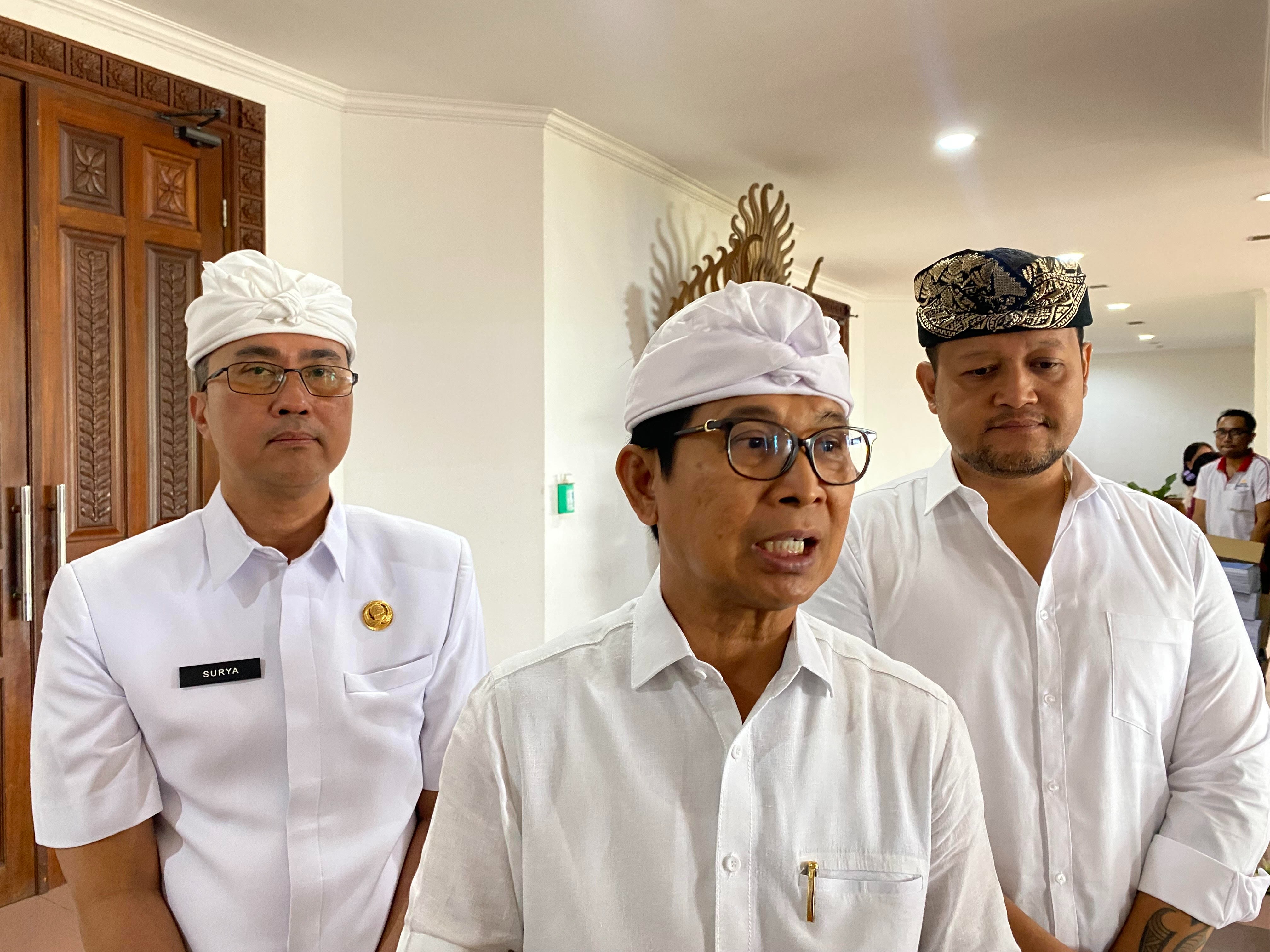 BUPATI: Bupati Badung I Wayan Adi Arnawa didampingi Wakil Bupati, Bagus Alit Sucipta dan Sekda, Ida Bagus Surya Suamba saat menerangkan bantuan uang hari raya keagamaan, Jumat (14/3).