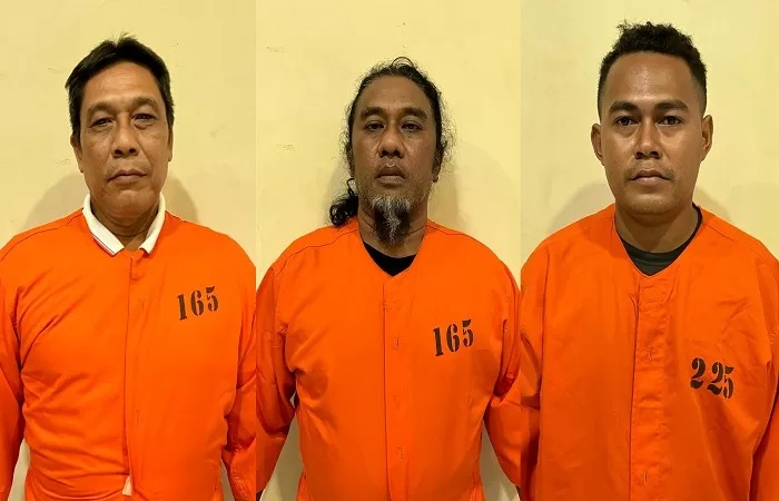 TERSANGKA: Dari kiri ke -kanan, tersangka AAGA alias Gung De, IMSA alias Tu Leong, dan SDS, mengenakan pakaian tahanan Dit Tipiter Bareskrim Mabes Polri.