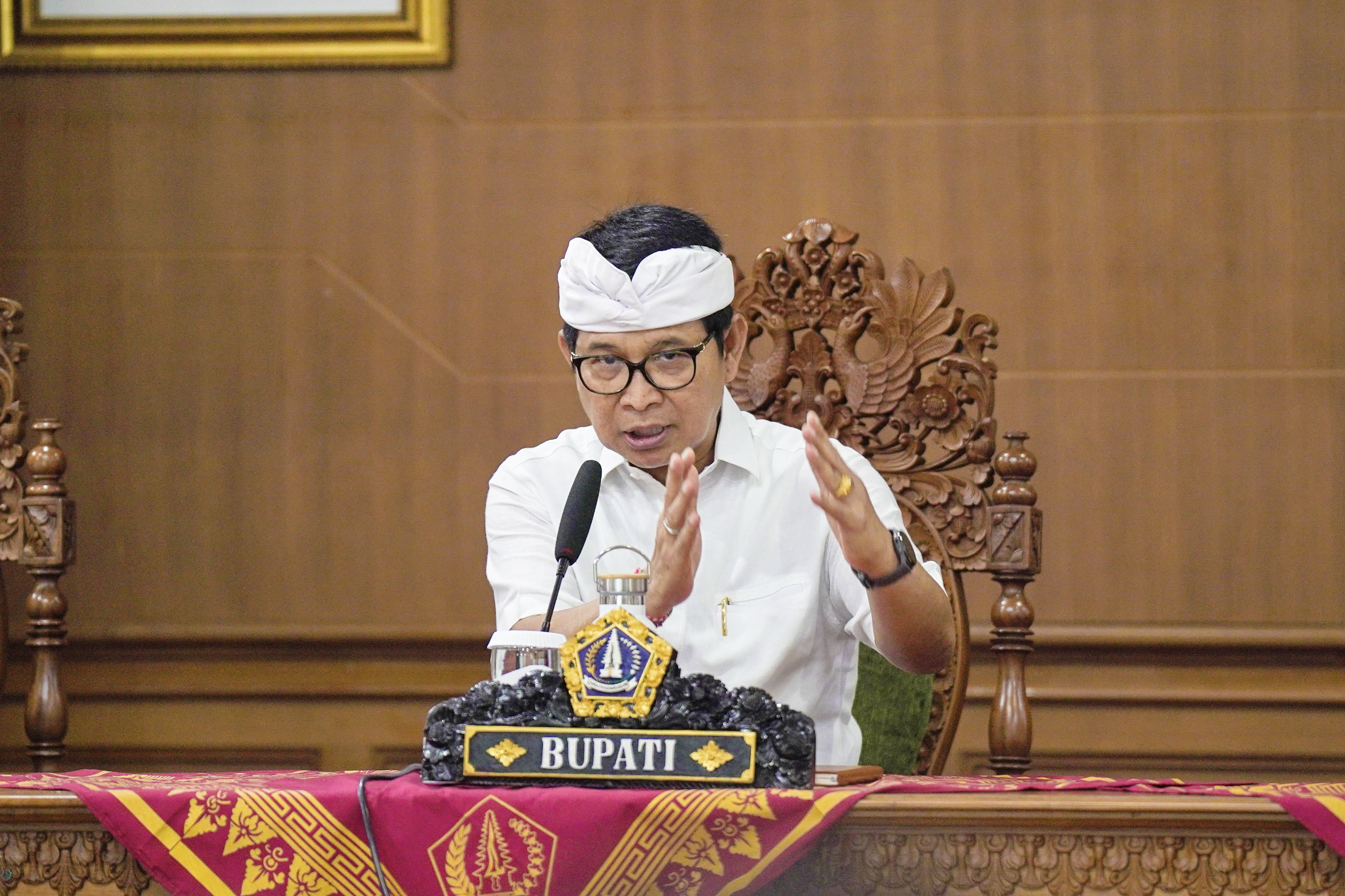 Bupati Badung I Wayan Adi Arnawa saat rapat koordinasi di Puspem Badung, Jumat (14/3/2025).&nbsp;