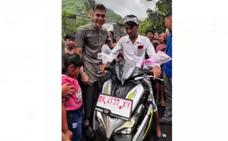 TikToker Aisar Khaledd dari Malaysia Bantu Warga Bali yang Motornya Terbakar