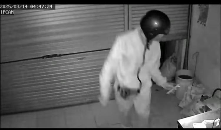 Terekam CCTV maling menyatroni sebuah toko di Denpasar