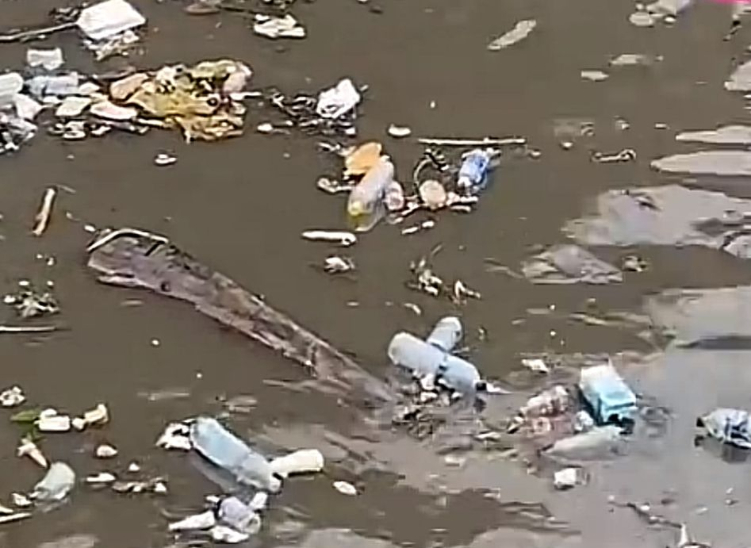 Sampah Menumpuk di Tukad Mati