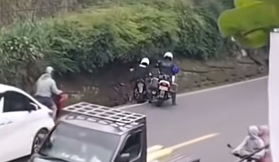 Oknum Polisi Patwal Tendang Pengendara Motor di Puncak