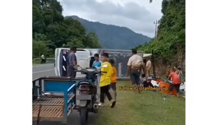 Beredar video warga Aceh bantu truk bermuatan ikan yang terbalik